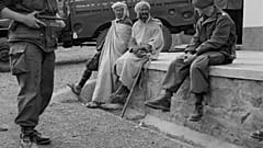 جنود مظليون من الجيش الفرنسي يستجوبون الفلاحين في منطقة أوريس، في 12 نوفمبر 1954 