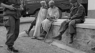 جنود مظليون من الجيش الفرنسي يستجوبون الفلاحين في منطقة أوريس، في 12 نوفمبر 1954 