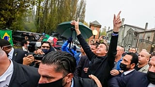 Bolsonaro contestato a Pistoia, Salvini: "È surreale"
