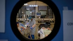 Koronavírusos betegeket ápolnak egy bukaresti kórházban