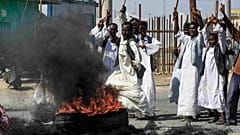 أعضاء جماعة البجا العرقية في شرق السودان أثناء مظاهرة خارج ميناء عثمان دقنة في شمال شرق السودان، 9 أكتوبر 2021