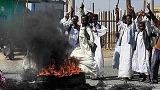 أعضاء جماعة البجا العرقية في شرق السودان أثناء مظاهرة خارج ميناء عثمان دقنة في شمال شرق السودان، 9 أكتوبر 2021