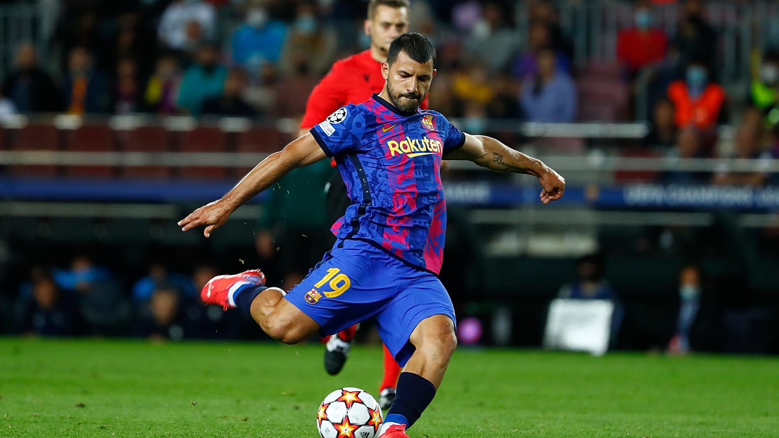 سيرجيو أغيرو لاعب برشلونة خلال مباراة من دوري أبطال أوروبا أمام دينامو كييف في برشلونة.2021/10/20