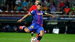 سيرجيو أغيرو لاعب برشلونة خلال مباراة من دوري أبطال أوروبا أمام دينامو كييف في برشلونة.2021/10/20