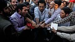 متظاهرون إيرانيون يمزقون العلم الفرنسي أمام السفارة الفرنسية خلال مظاهرة لإدانة مجلة فرنسية نشرت رسوما كاريكاتيرية للنبي محمد، إيران، الأحد 23 سبتمبر 2012
