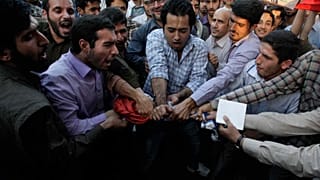 متظاهرون إيرانيون يمزقون العلم الفرنسي أمام السفارة الفرنسية خلال مظاهرة لإدانة مجلة فرنسية نشرت رسوما كاريكاتيرية للنبي محمد، إيران، الأحد 23 سبتمبر 2012