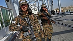 Sicherheitskräfte der Taliban an der Grenzbrücke in Hairatan
