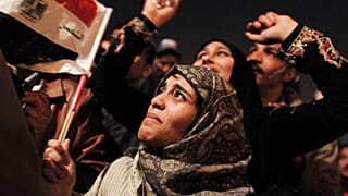 Mısır'da 2011 yılında yapılan protestolar. Göstericiler devrik lider Hüsnü Mübarek'in istifasını kutluyor