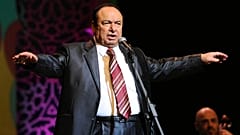 الفنان السوري صباح فخري يغني في مهرجان "أنغام من الشرق" بأبوظبي.