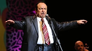 الفنان السوري صباح فخري يغني في مهرجان "أنغام من الشرق" بأبوظبي.