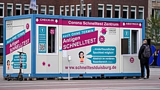 Ein Schnelltest-Container in Duisburg: Werde die Impfzentren in Deutschland auch bald wieder öffnen?