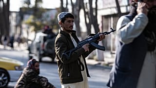 مقاتلو طالبان يغلقون طريقا مؤديا إلى مستشفى كابول العسكري بعد أن استهدفه هجوم دموي. 02/11/2021