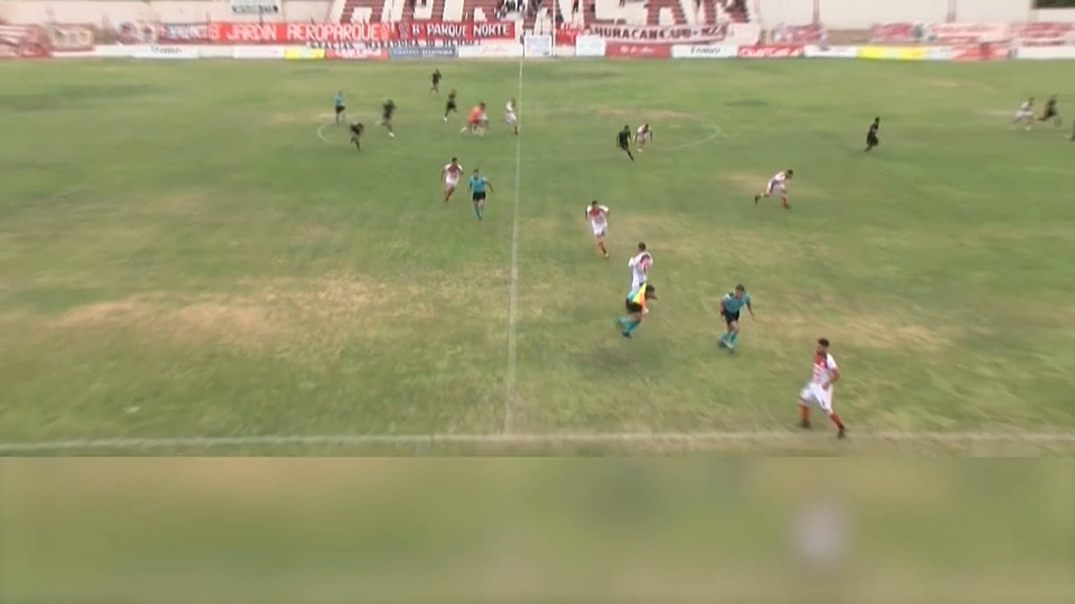 Los jugadores huyen del campo