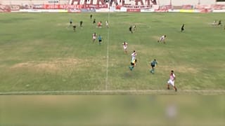 Los jugadores huyen del campo