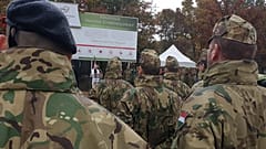 Katonák a tűzszerészek emlékművének átadóján