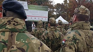 Katonák a tűzszerészek emlékművének átadóján