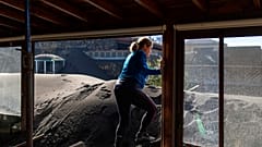 Cristina Vera abandona su casa, cubierta de ceniza, en la isla canaria de La Palma (España), este lunes 1 de noviembre.