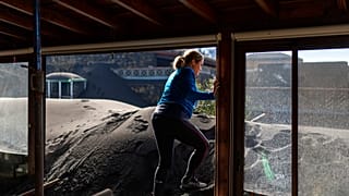 Cristina Vera abandona su casa, cubierta de ceniza, en la isla canaria de La Palma (España), este lunes 1 de noviembre.
