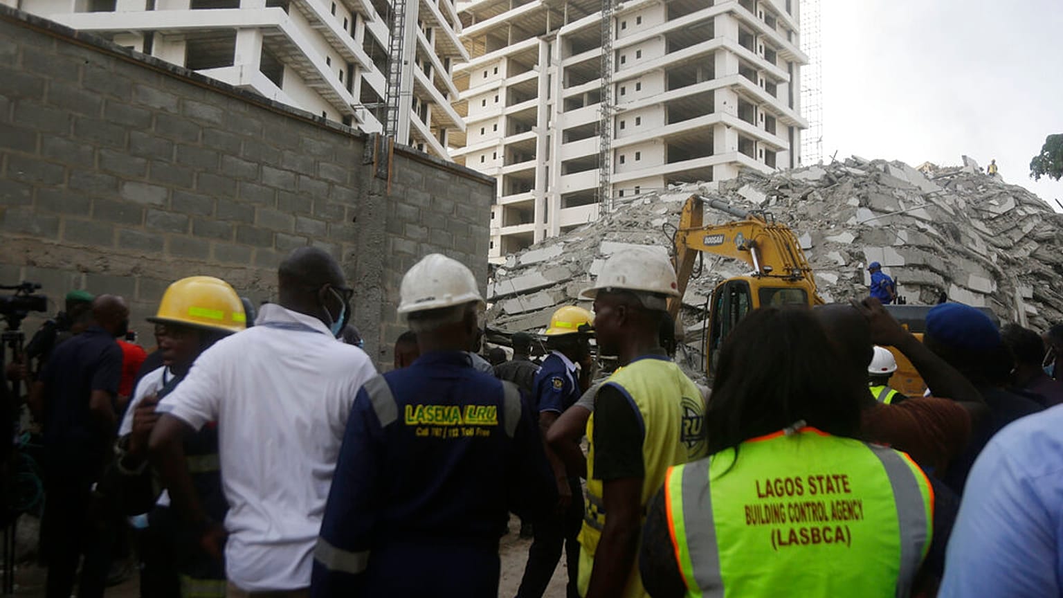 Az összedőlt 21 emeletes épület romjainál zajlik a mentés -  Lagos, Nigeria