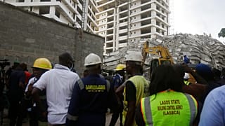 Az összedőlt 21 emeletes épület romjainál zajlik a mentés -  Lagos, Nigeria