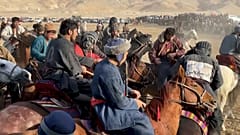 أفغان يلعبون لعبة البولو بجثة ماعز مع بدء موسم البوزكاشي