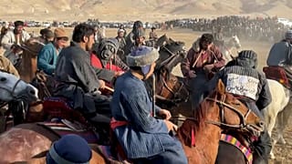 أفغان يلعبون لعبة البولو بجثة ماعز مع بدء موسم البوزكاشي