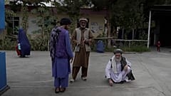 محمد جاوید در حال برآورد متراژ مسجد