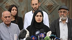 الناشطة الفلسطينية منى الكرد خلال مؤتمر صحافي بخصوص حي الشيخ جراح 