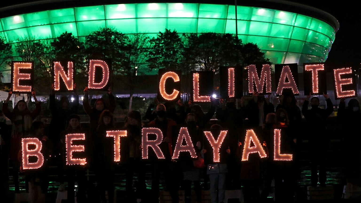 Egyre hangosabban követelnek hatékony intézkedéseket a klímacsúcs helyszínén tüntetők