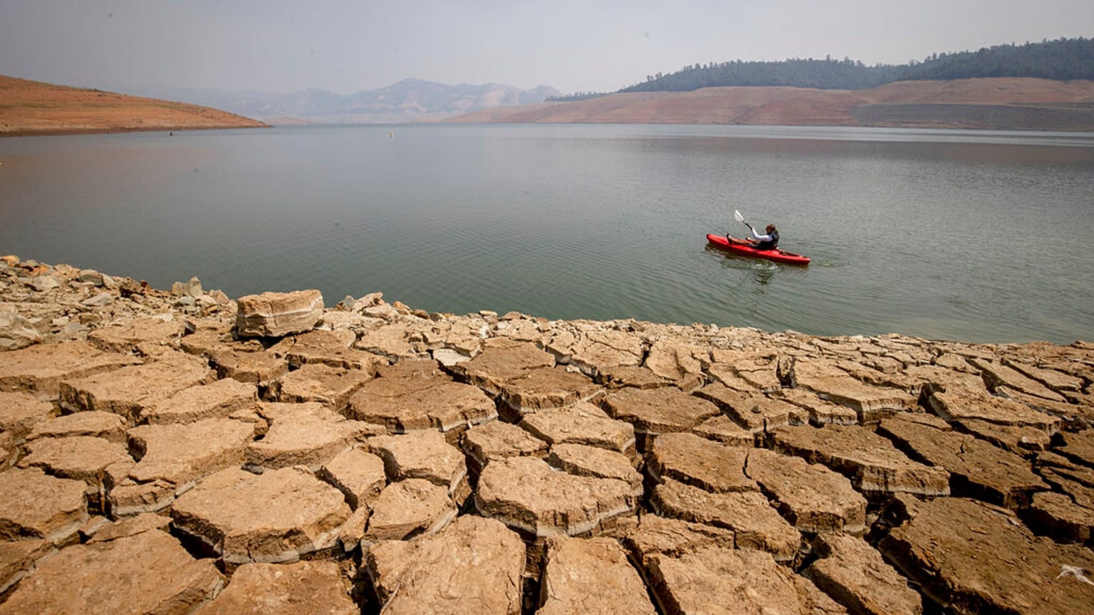ABD'nin Kaliforniya eyaletindeki Oroville Gölü'nden bir kare. Kuraklık sebebiyle gölün büyük bir kısmında sular çekilmiş.