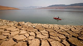ABD'nin Kaliforniya eyaletindeki Oroville Gölü'nden bir kare. Kuraklık sebebiyle gölün büyük bir kısmında sular çekilmiş.