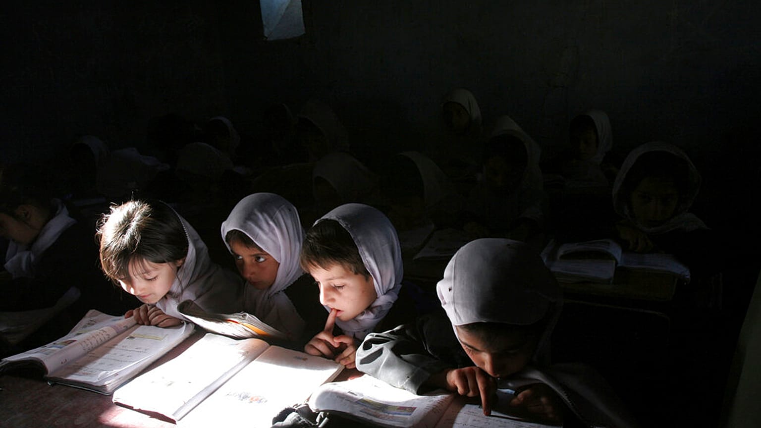 Taliban: Kız öğrencilerin okula dönmesi için çalışıyoruz; maddi desteğe ihtiyacımız var