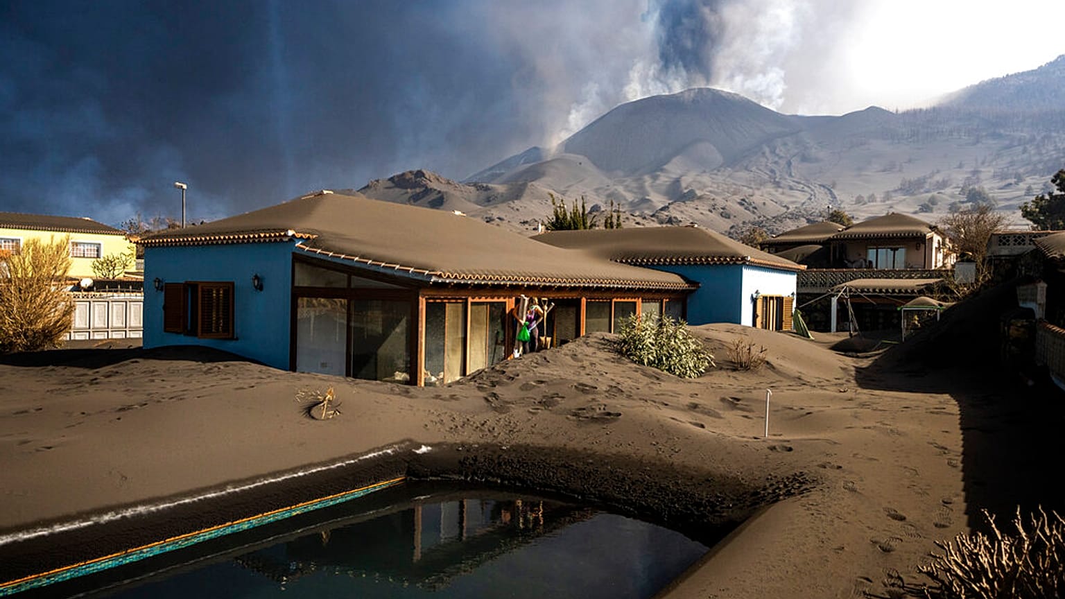 Las cenizas inundan La Palma