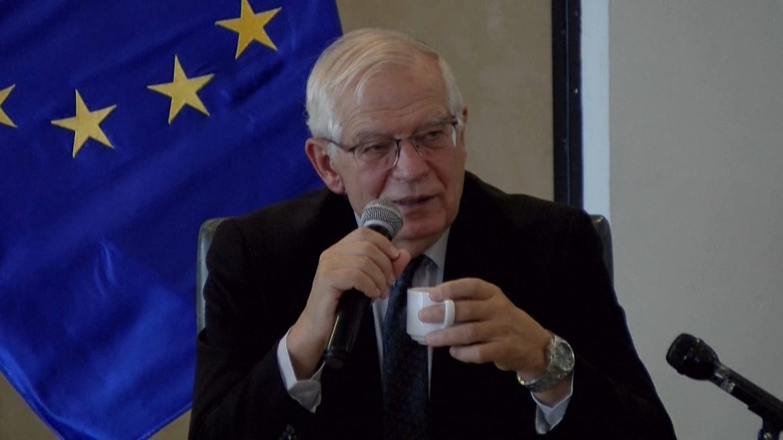 Josep Borrell se dirige a los medios en Lima, Perú