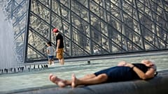 Küresel ısınmayla birlikte aşırı sıcaklar sebebiyle hayatını kaybedenlerin sayısı son yıllarda artış gösterdi. (Paris Louvre Müzesi, Ağustos 2016)