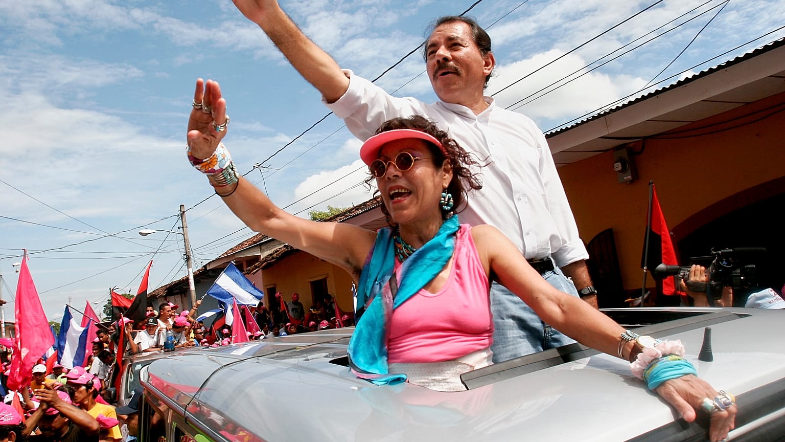 En esta foto de archivo, Daniel Ortega y su esposa Rosario Murillo saludan a sus partidarios durante un acto de campaña en Granada, Nicaragua. El 22 de octubre de 2006.