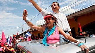 En esta foto de archivo, Daniel Ortega y su esposa Rosario Murillo saludan a sus partidarios durante un acto de campaña en Granada, Nicaragua. El 22 de octubre de 2006.