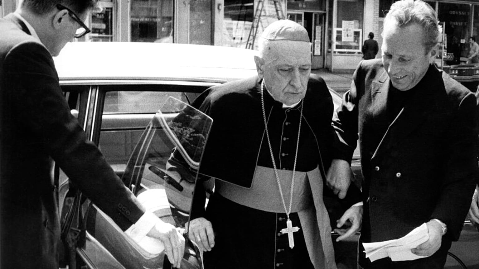 1974. május 7-én a bíboros New Yorkban, amint megérkezik a Macmillan Publishing Co. sajtótájékoztatójára 