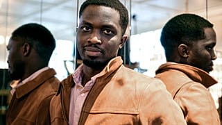 Mohamed Mbougar Sarr nach der Auszeichnung mit dem Goncourt