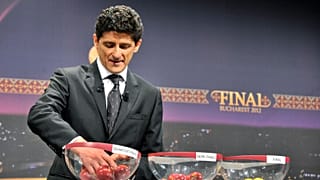 The ambassador of the final of the Europa League Miodrag Belodedici draws on March 16, 2012 teams for the 2011-2012 UEFA quarter-finals of the Europa League football matches a