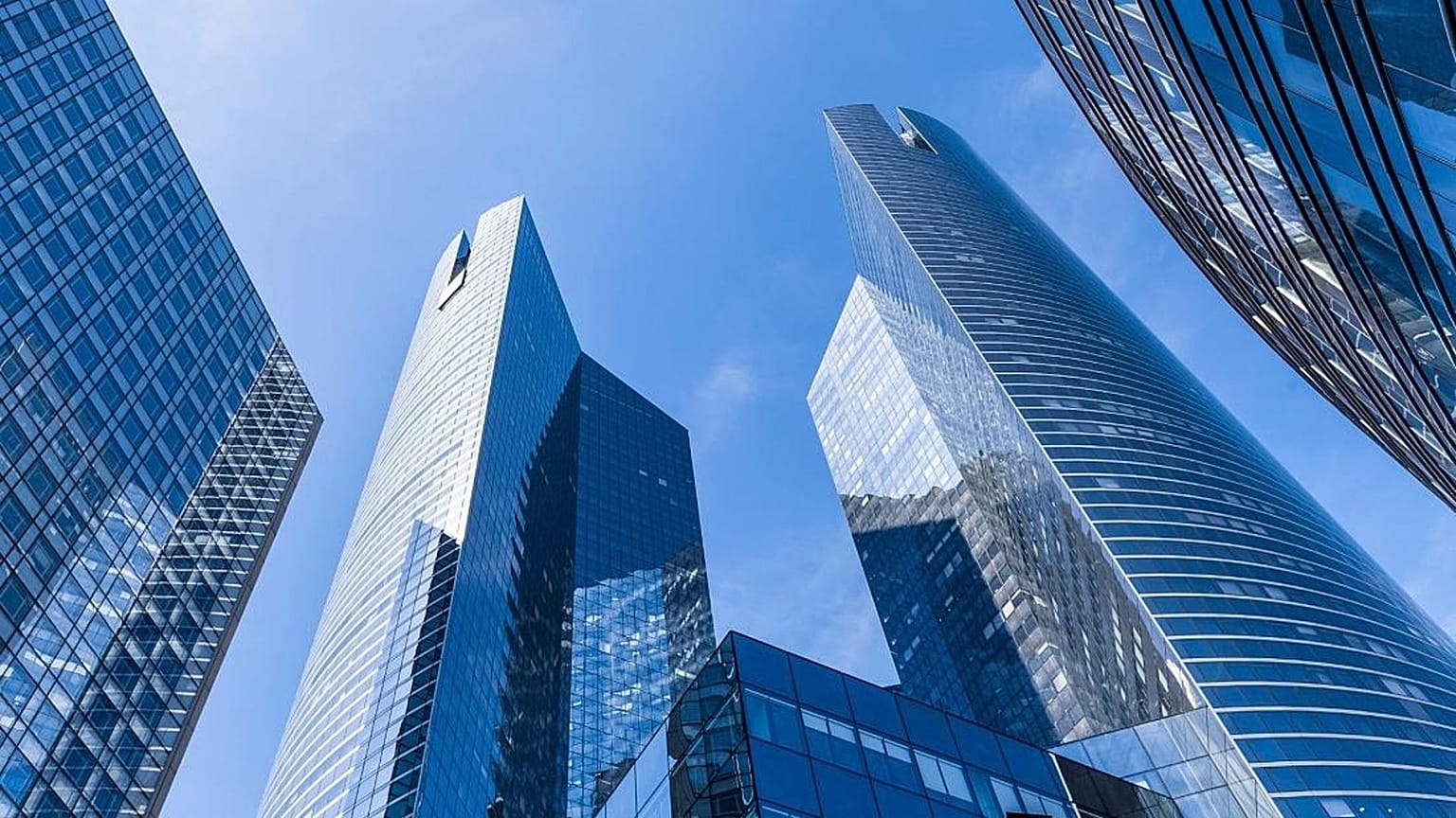 Bankacılık sisteminin sürdürülebilir endüstrilere yatırım yapması 2050'de "0 emisyon" hedefine ulaşmak için çok önemli bir adım olarak görülüyor.