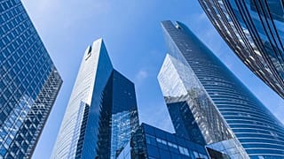 Bankacılık sisteminin sürdürülebilir endüstrilere yatırım yapması 2050'de "0 emisyon" hedefine ulaşmak için çok önemli bir adım olarak görülüyor.