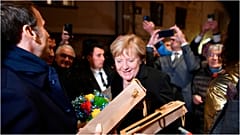 Wein, Blumen, Tränen: Merkels Abschiedsbesuch bei Macron im Burgund