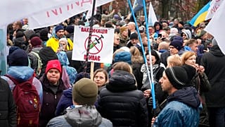 Impfgegnerinnen und -gegner protestieren in Kiew in der Ukraine