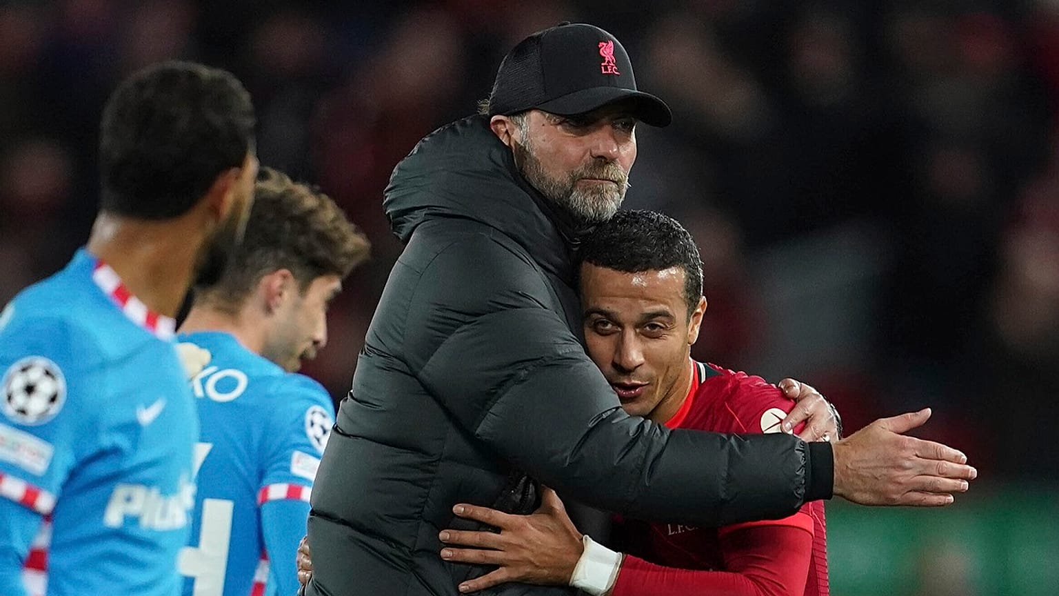 Liverpools Trainer Klopp beglückwünscht Thiago.