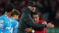 Liverpools Trainer Klopp beglückwünscht  Thiago.