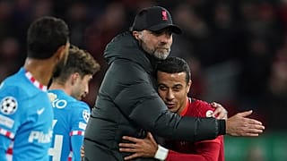 Liverpools Trainer Klopp beglückwünscht  Thiago.