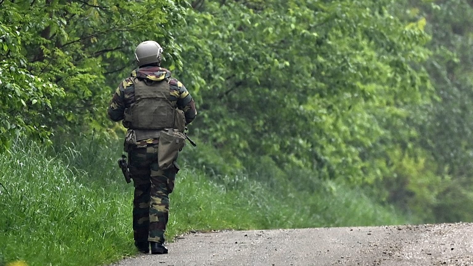 Un soldat belge participant à la traque de Jürgen Conings, militaire d'extrême droite radicalisé, le 20 mai 2021