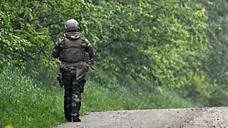 Un soldat belge participant à la traque de Jürgen Conings, militaire d'extrême droite radicalisé, le 20 mai 2021