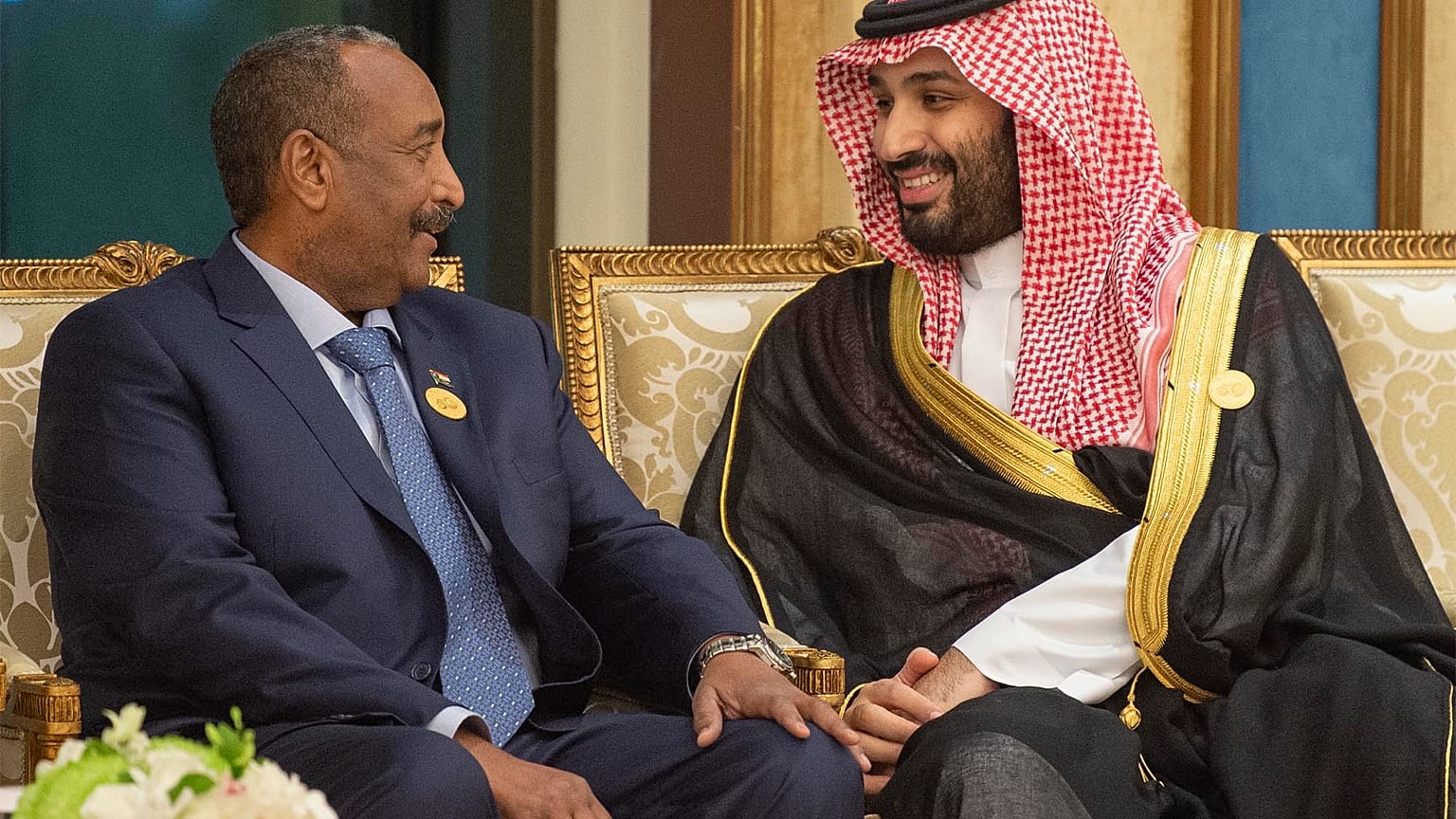 صورة أرشيفية لولي العهد السعودي محمد بن سلمان وقائد الجيش السوداني عبد الفتاح برهان 